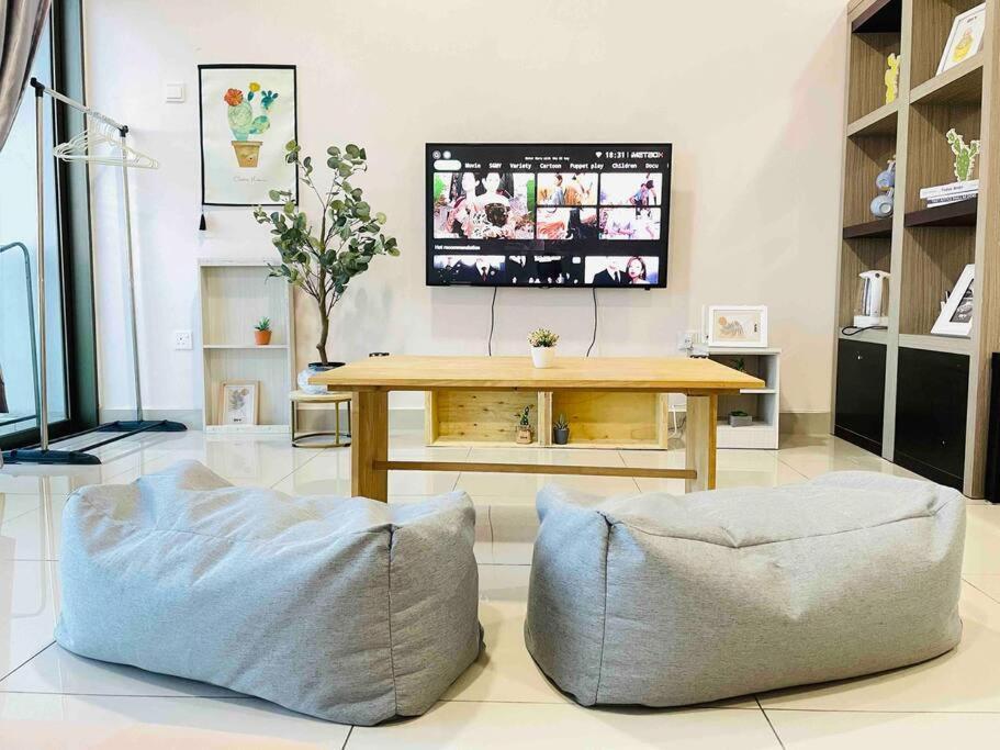 Mount Austin Palazio High Floor W Balcony 2-4pax With Tv Box 5mins Aeon B213 * Johor Bahru